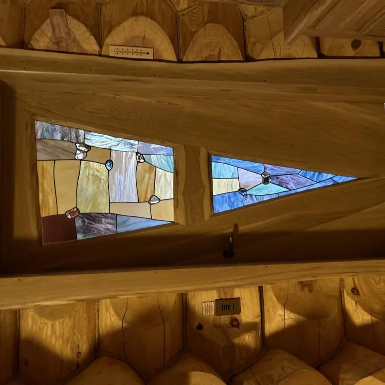 Дверь из массива дерева с витражным стеклом