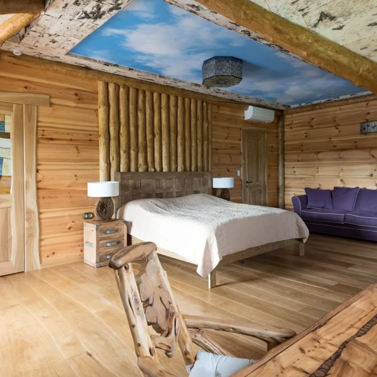 Дверь из массива дерева с витражным стеклом