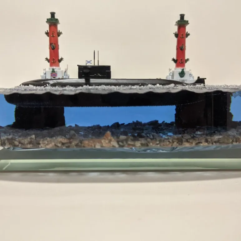 ДЭПЛ "Лада"  677 на фоне Ростральных колонн