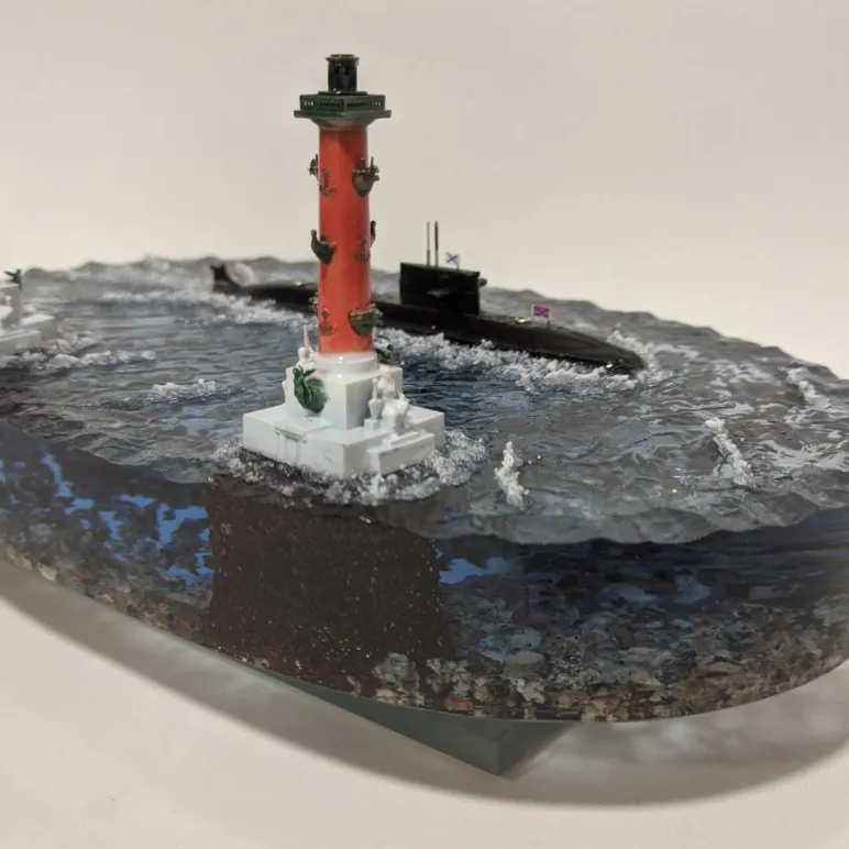 ДЭПЛ "Лада"  677 на фоне Ростральных колонн