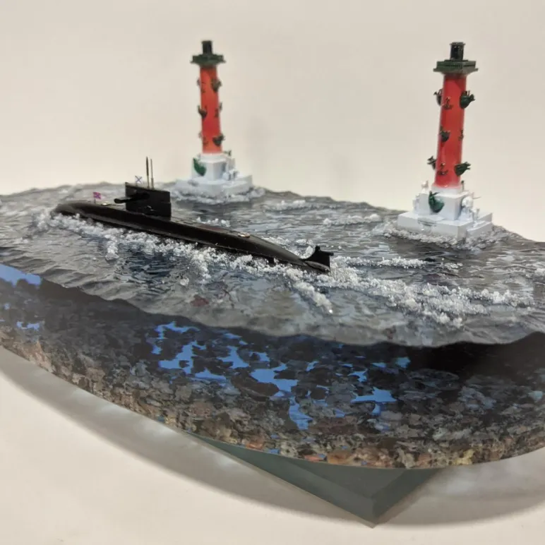 ДЭПЛ "Лада"  677 на фоне Ростральных колонн