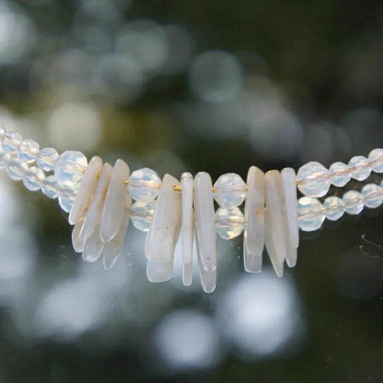 Чокер с лунным камнем