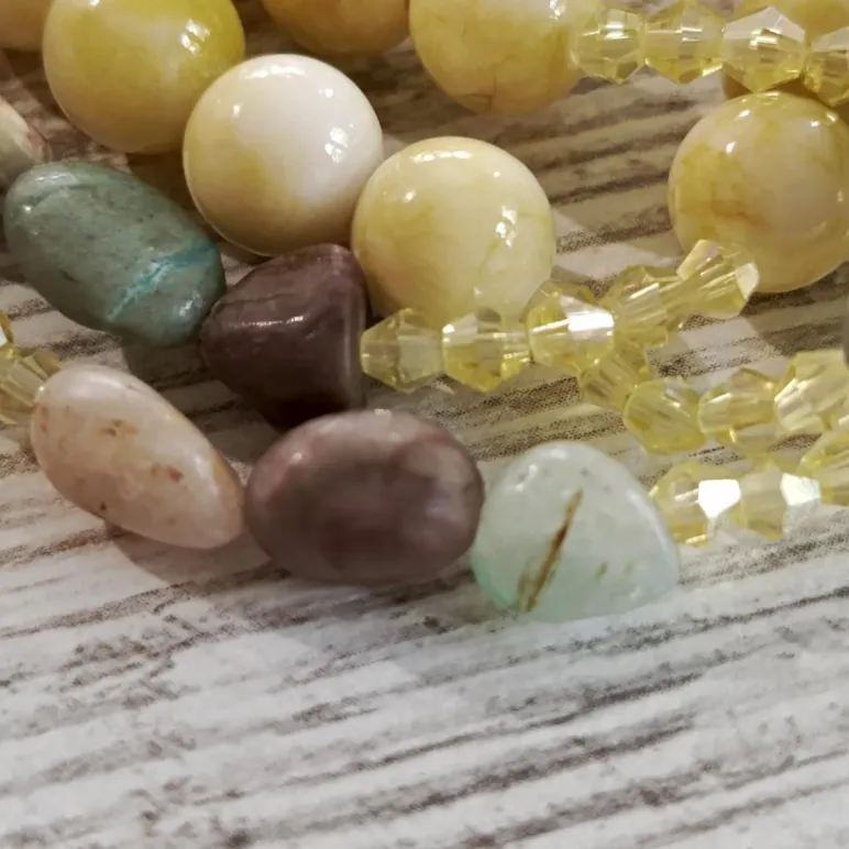 Колье-браслет из желтой яшмы с хризопразом