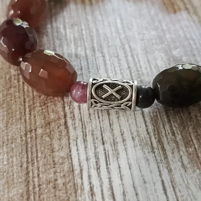 Браслет из турмалина с рунами
