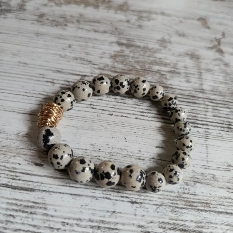 Браслет из далматиновой яшмы