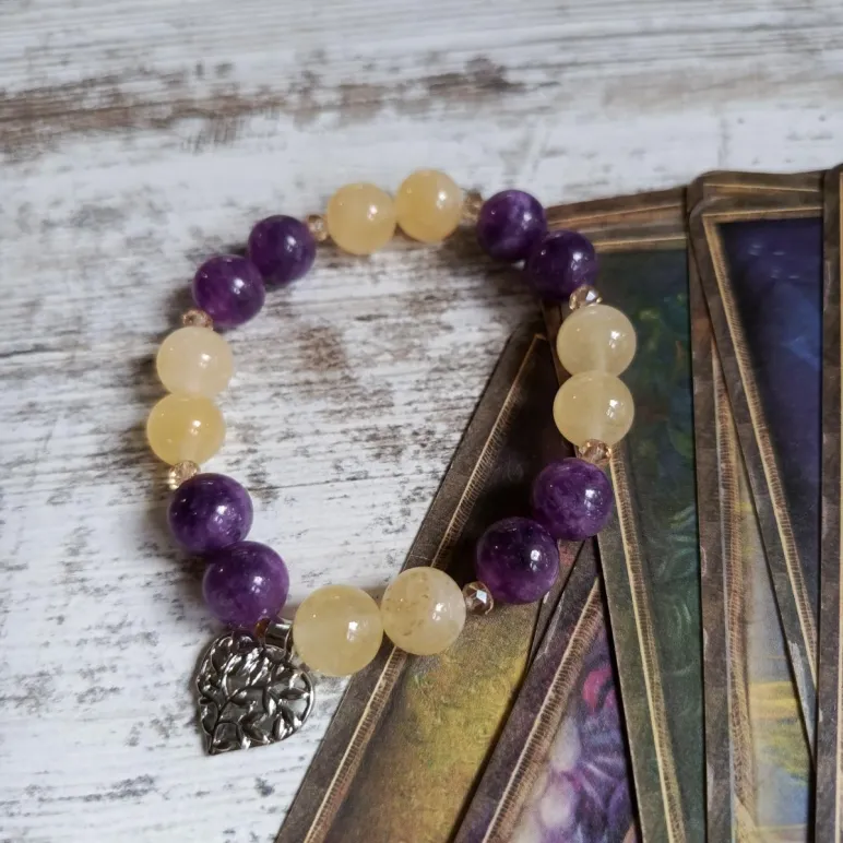 Браслет с чароитом и жёлтым кальцитом