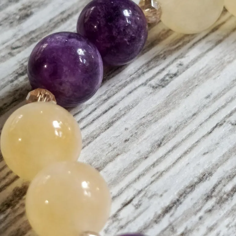 Браслет с чароитом и жёлтым кальцитом