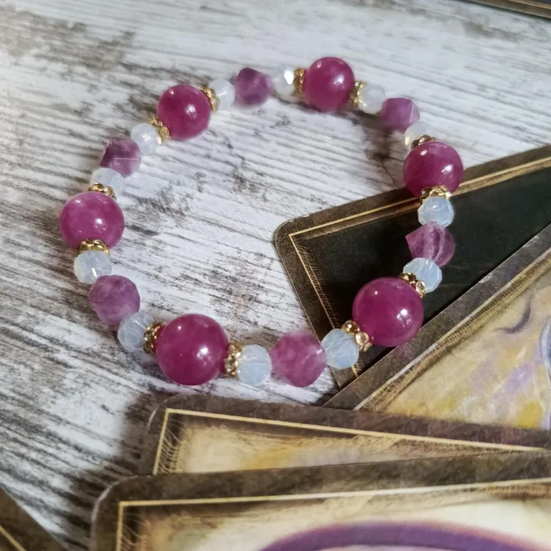 Браслет из халцедона, рубелита и опалита