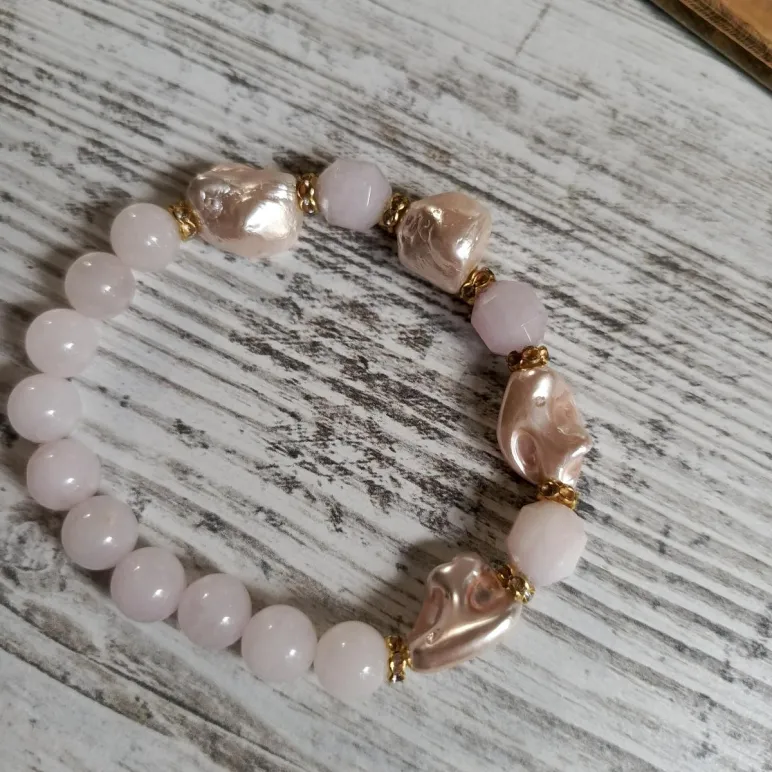 Браслет из кунцита и розового кварца с жемчугом