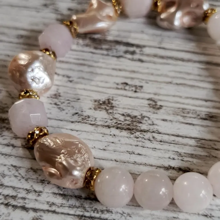 Браслет из кунцита и розового кварца с жемчугом