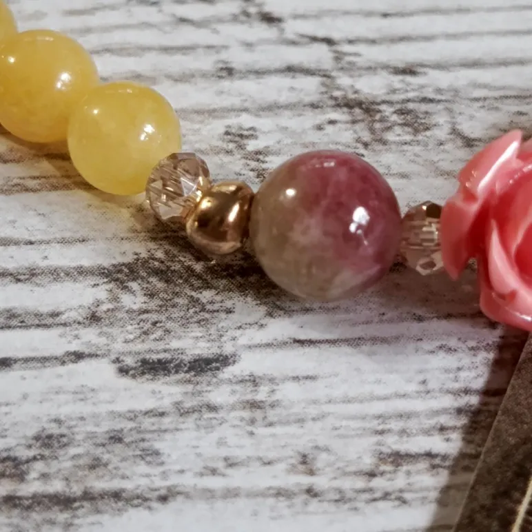 Браслет из кальцита с турмалином и кораллом