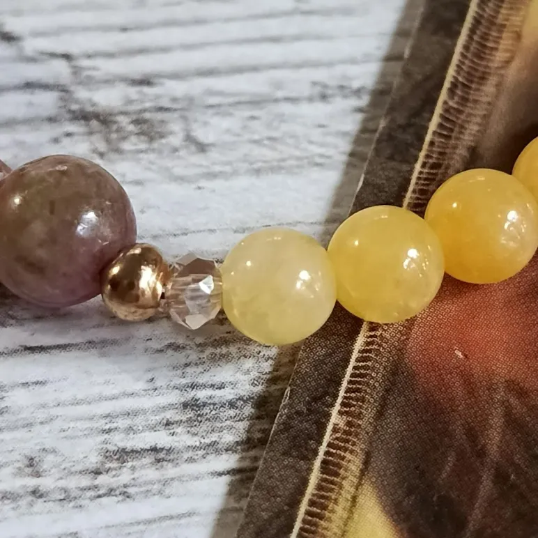 Браслет из кальцита с турмалином и кораллом