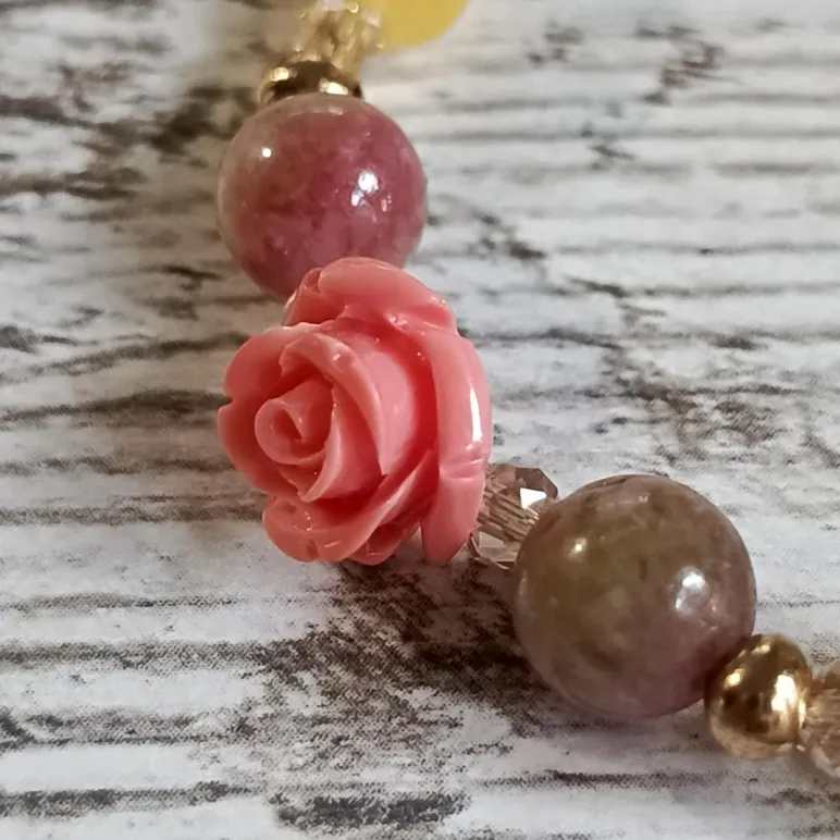 Браслет из кальцита с турмалином и кораллом