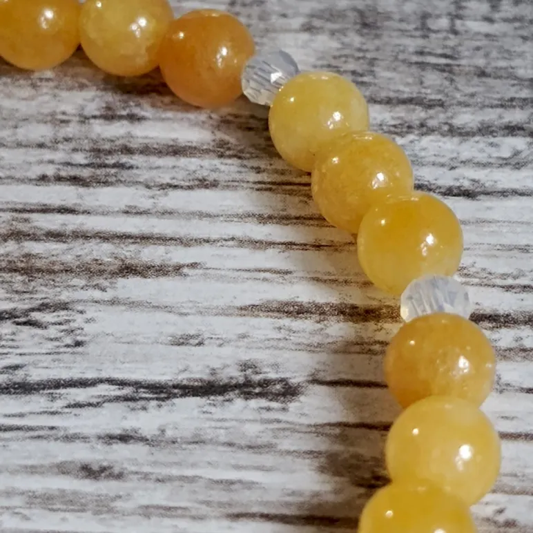 Браслет с кальцитом, опалитом и хрусталем