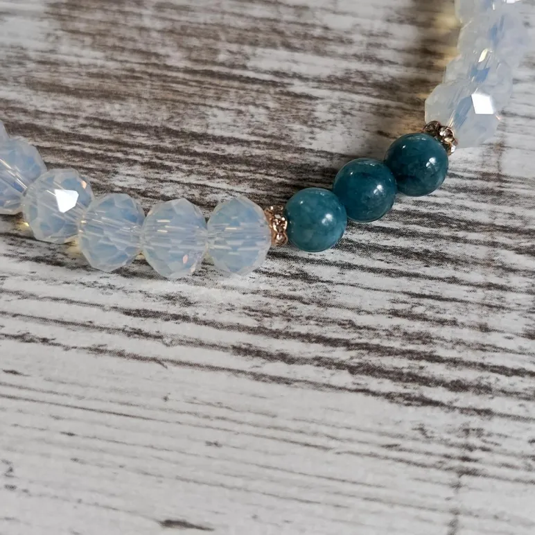 Браслет из опалита с дюмортьеритом