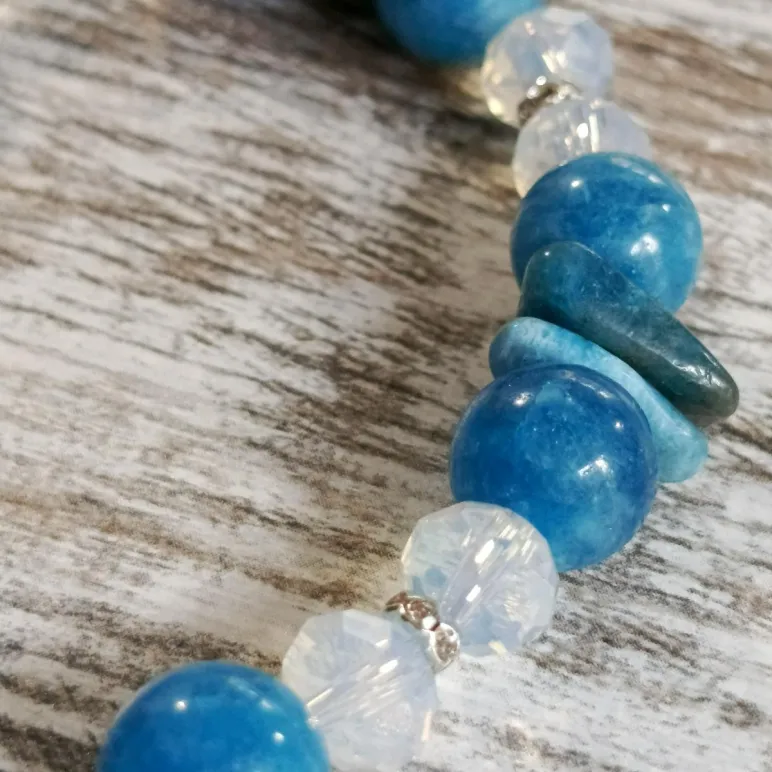 Браслет из апатита и белого опалита