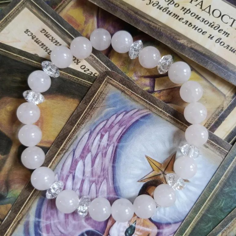 Браслет из розового кварца с хрусталем кракле