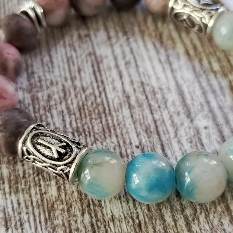 Браслет из нефрита и яшмы с рунами