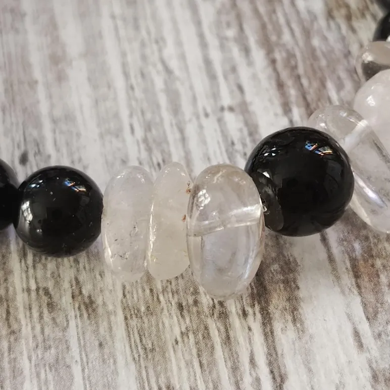 Браслет из черного оникса с кварцем