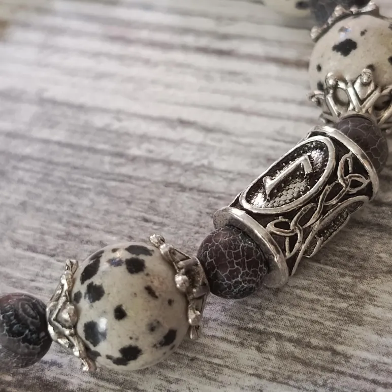 Браслет из яшмы и агата с рунами