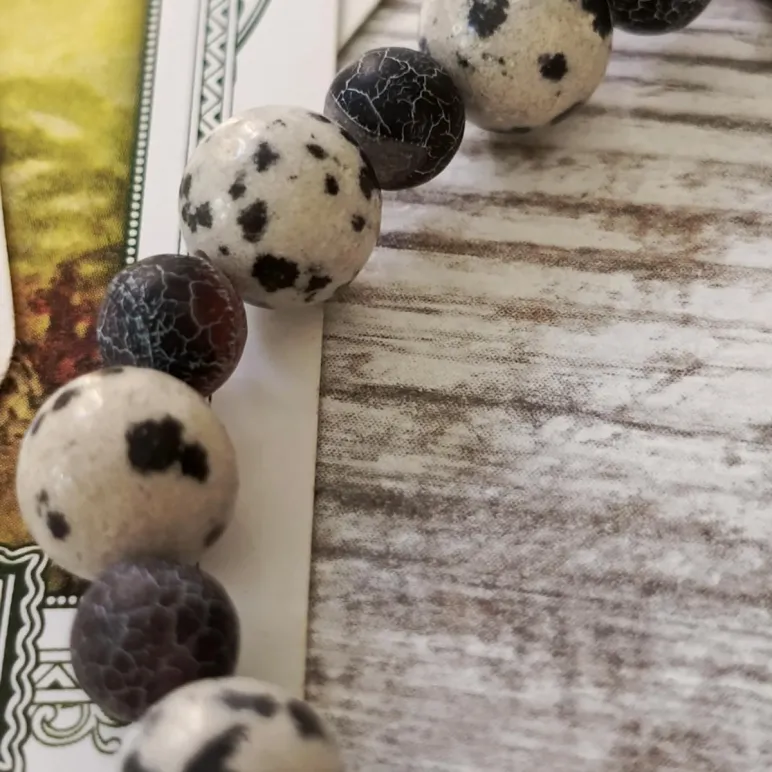 Браслет из яшмы и агата с рунами