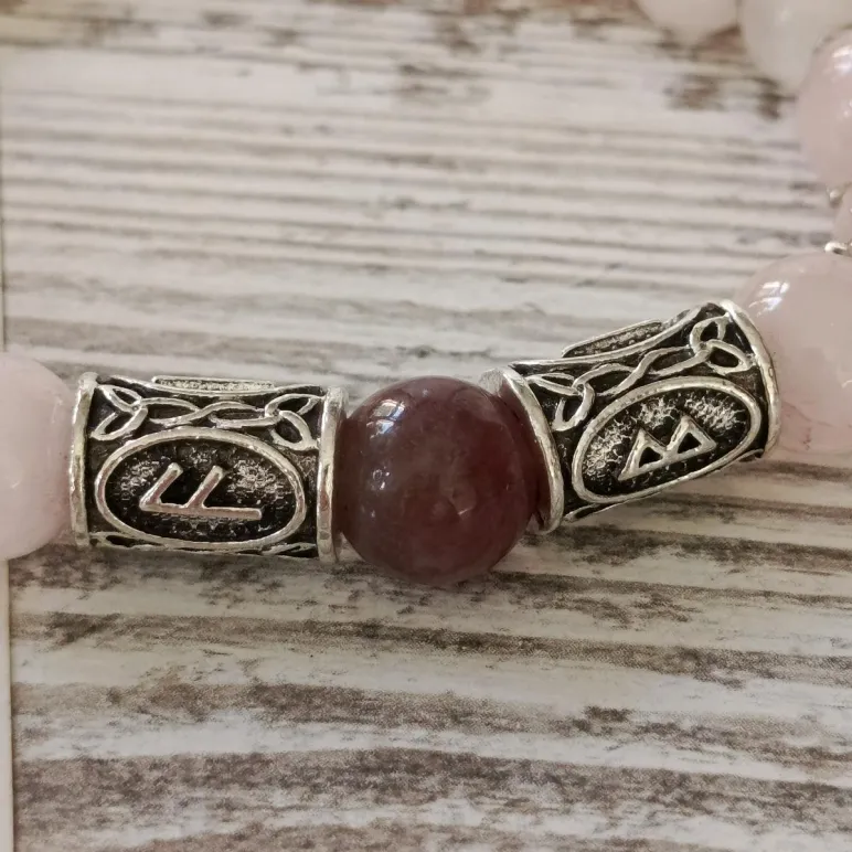 Браслет из розового кварца с рунами и турмалином