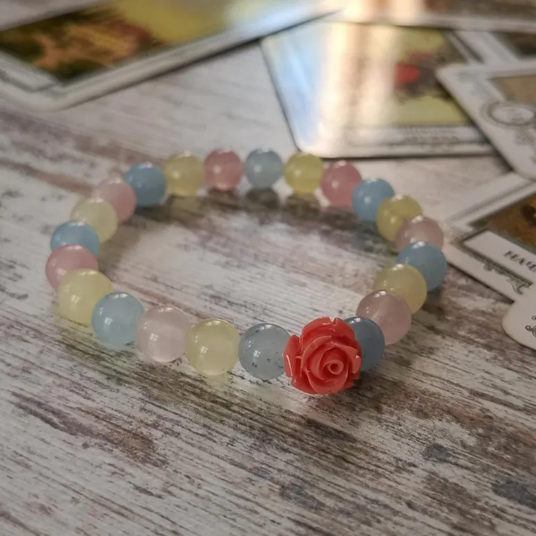 Браслет из бериллов с кораллом