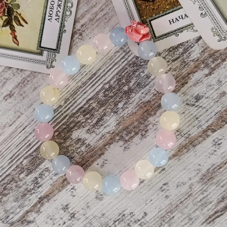 Браслет из бериллов с кораллом