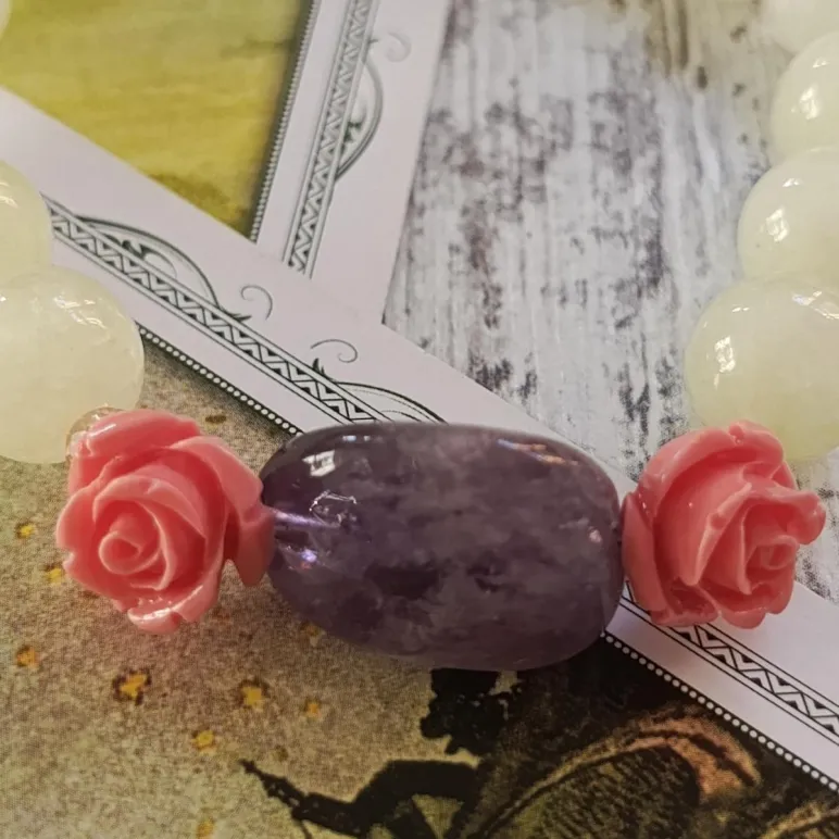 Браслет из пренита с аметистом и кораллом