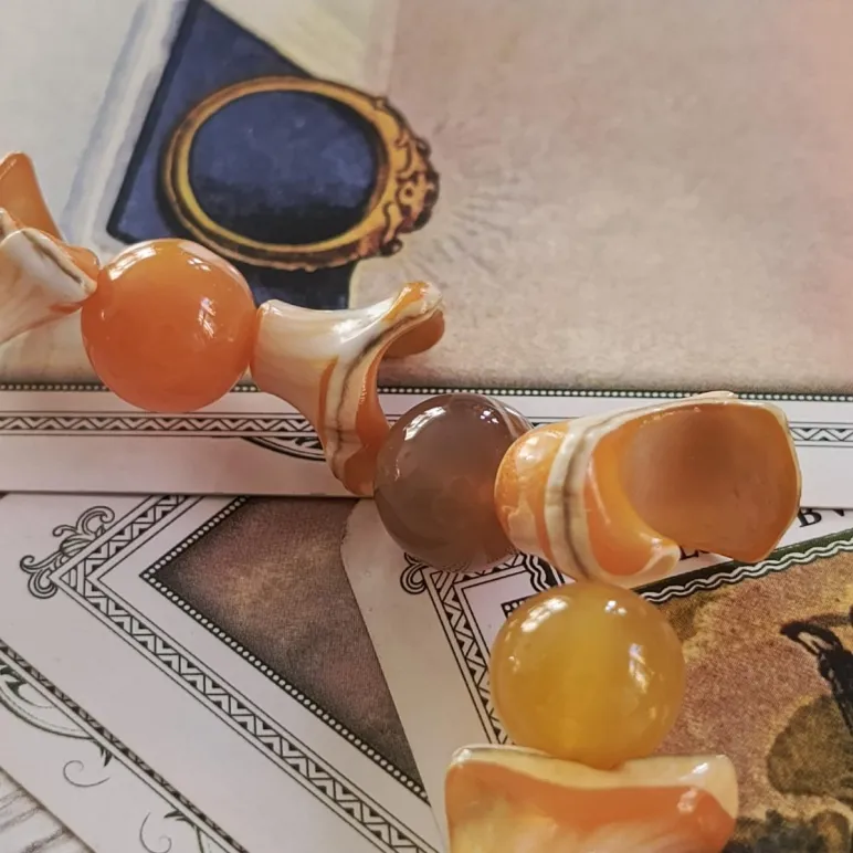 Браслет из агата и ракушек