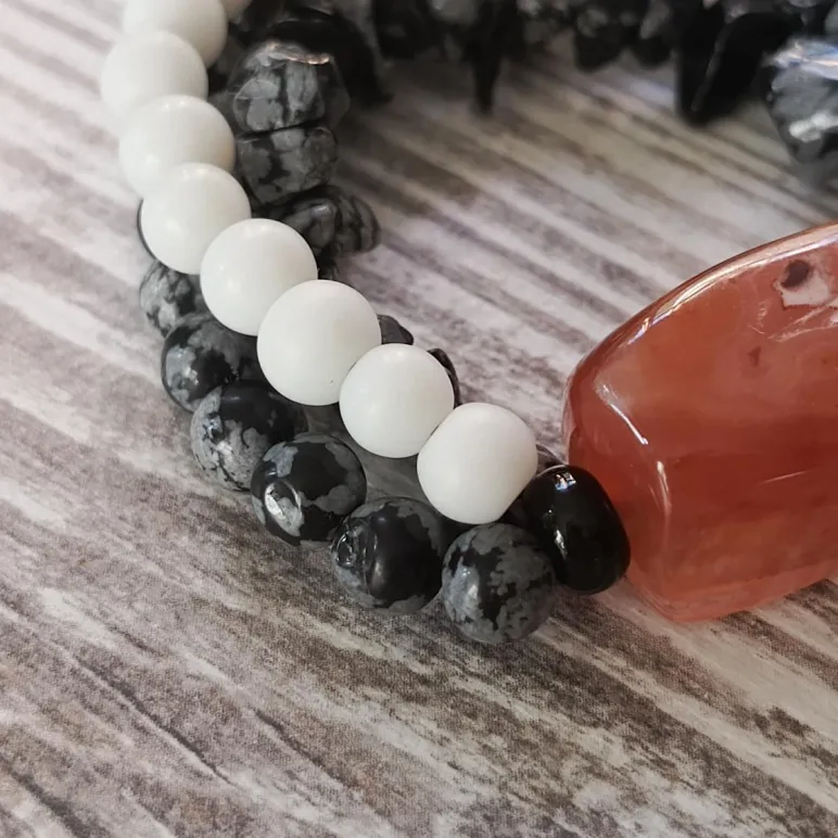 Браслет из обсидиана и кости с агатом