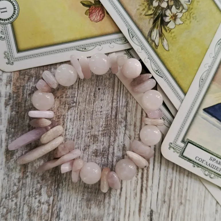 Браслет из розового кварца с кунцитом