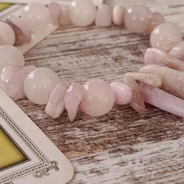 Браслет из розового кварца с кунцитом