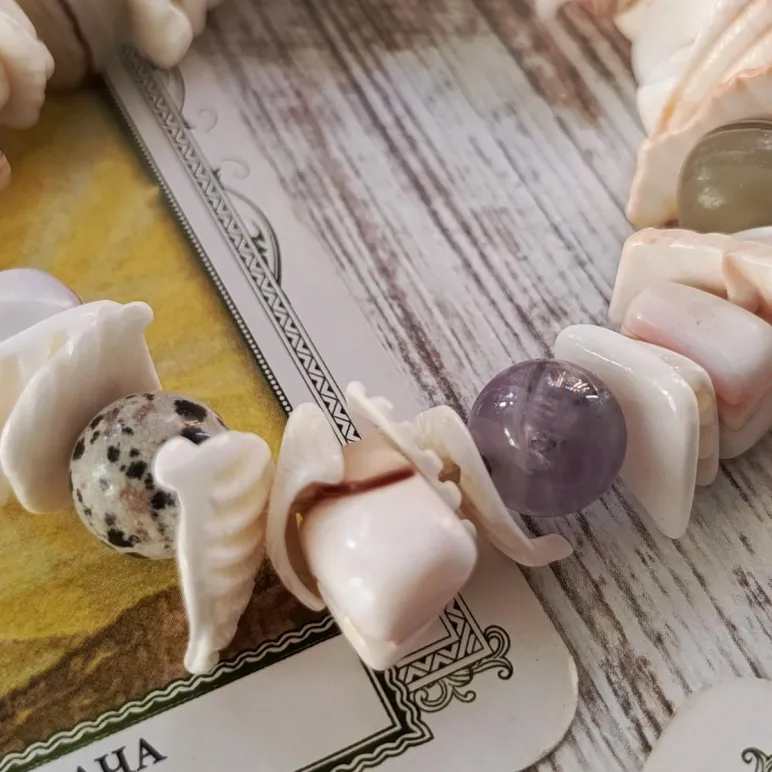 Браслет из ракушек с камнями