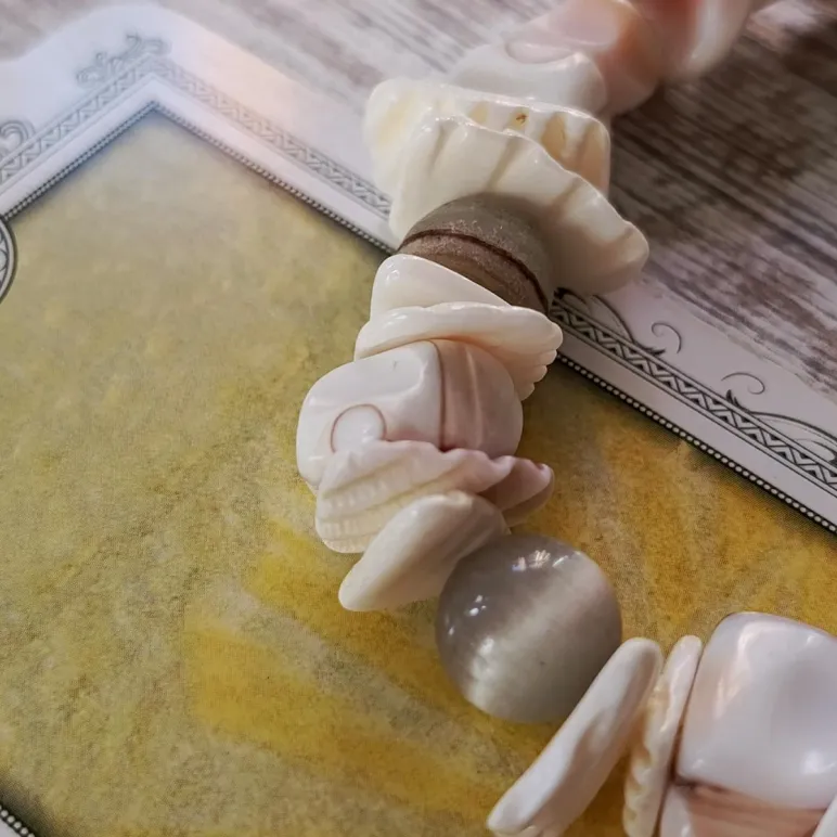 Браслет из ракушек с камнями