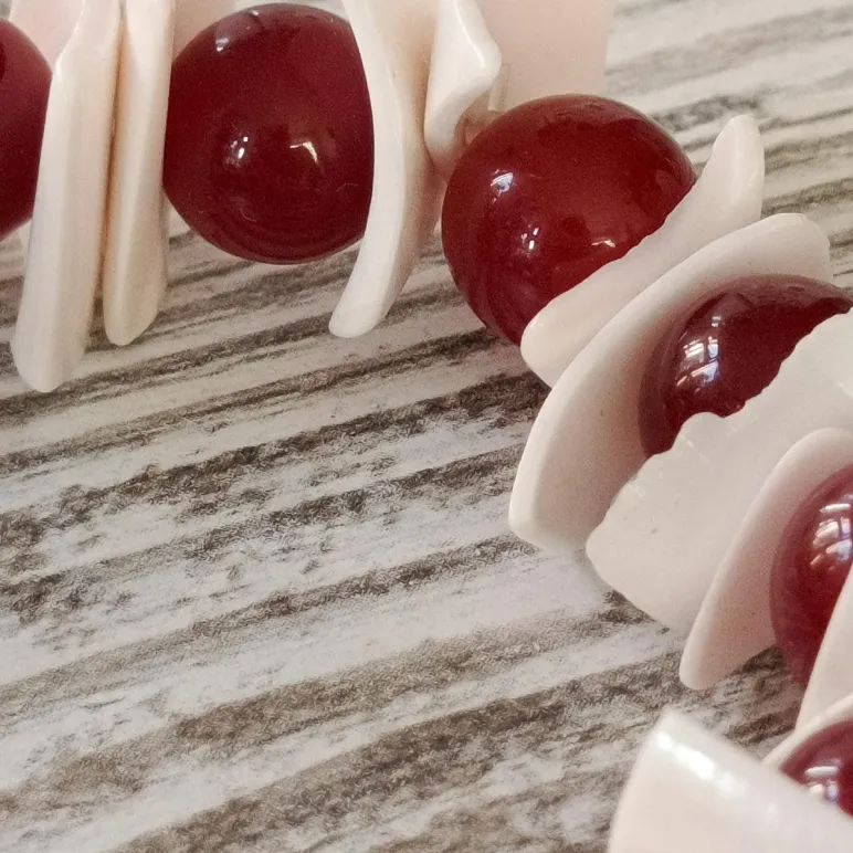 Браслет из карнеола с ракушками