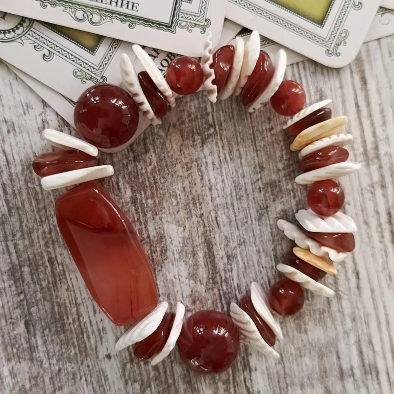 Браслет с агатом из сердолика и ракушек