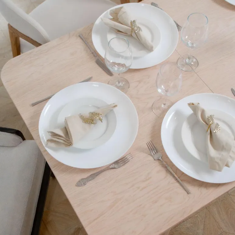 Прямоугольный, раздвижной стол. Дубовый шпон, массив ясеня