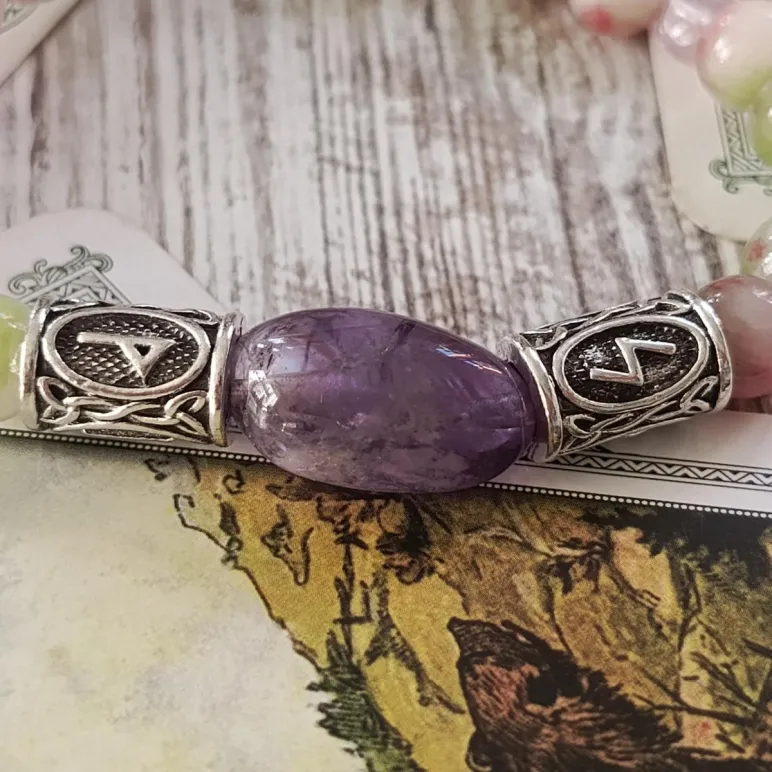 Браслет из турмалина с флюоритом, аметистом и рунами