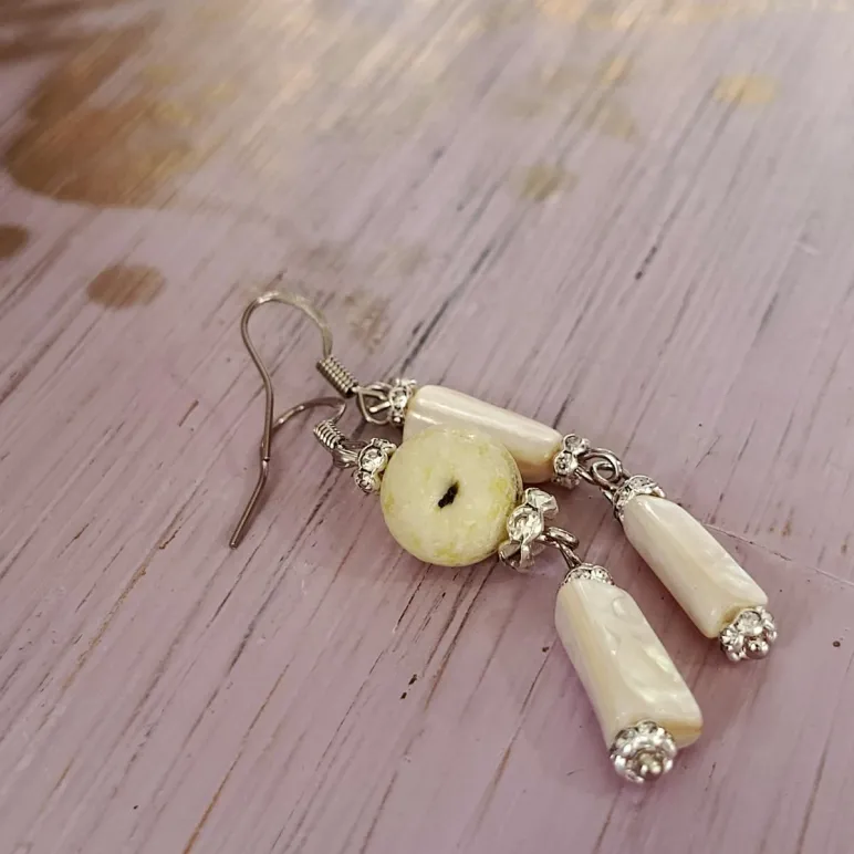 Серьги из африканской бирюзы и перламутра