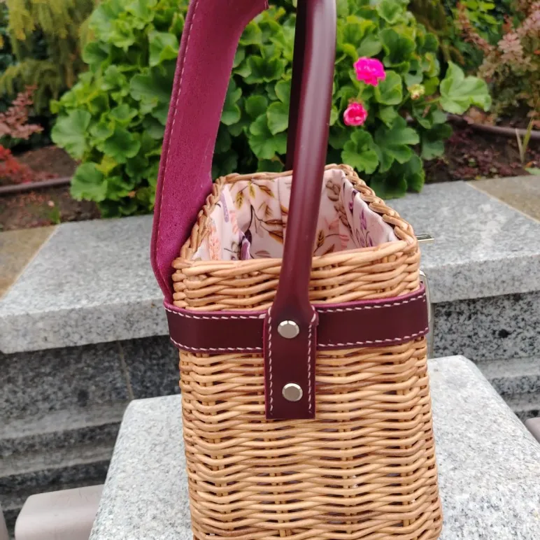 Сумочка из бумажной лозы и кожи