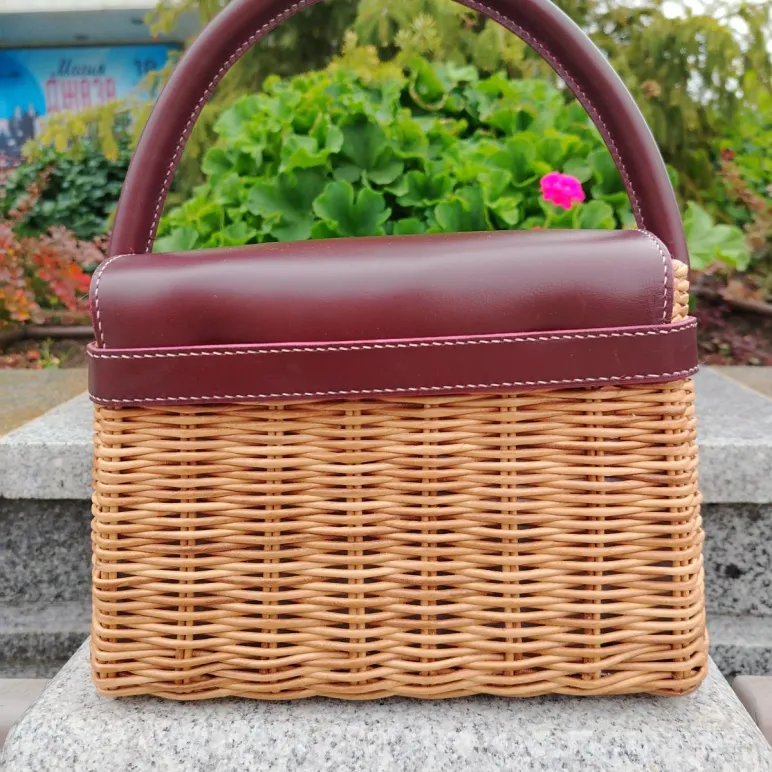Сумочка из бумажной лозы и кожи