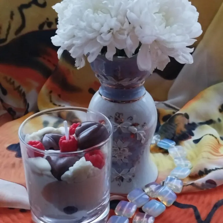 Свечи восковые в стакане