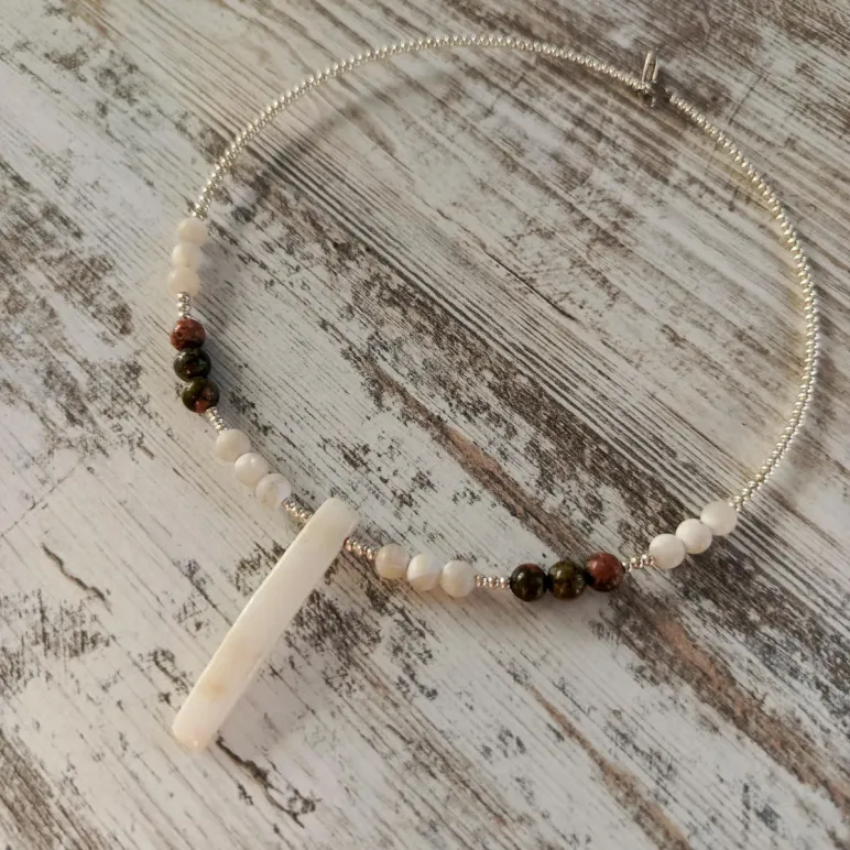Чокер с перламутром и унакитом