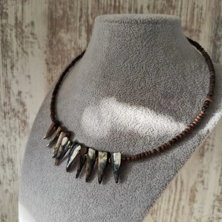 Чокер с перламутром и туласи