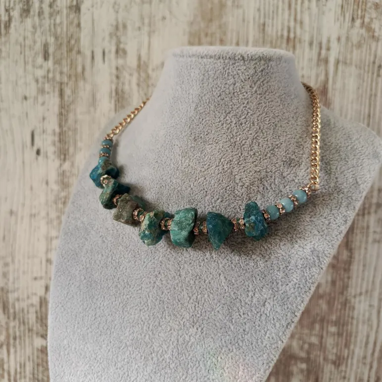 Колье с апатитом