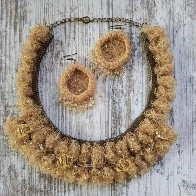 Комплект колье и серьги в стиле бохо.