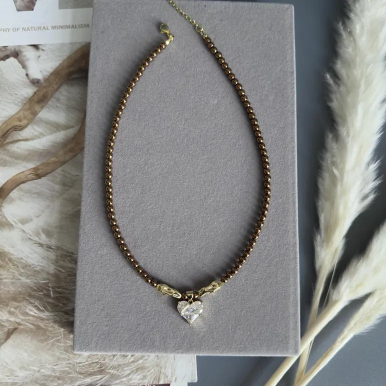 Чокер из жемчуга майорка цвета шоколад, с позолоченными мятыми бусинами и кулоном сердце из ювелирного стекла