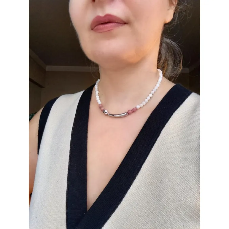 Чокер из натурального перламутра и родонита