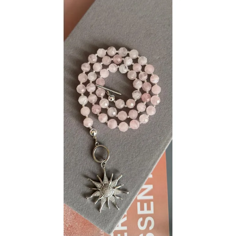 Колье из розового кварца в ювелирной огранке, с серебристой подвеской солнце